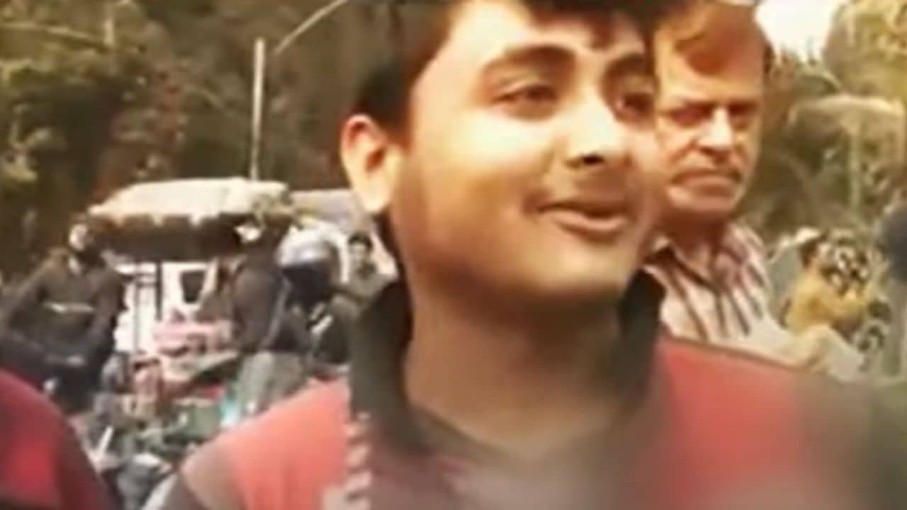 Bangladesh Loot: অনেক সাধনার পর পেয়েছি, হাসিনার বাড়ির ডাব খাব, হাসিমুখে বীরত্ব জাহির আন্দোলনকারীদের! এটাই বিপ্লব?