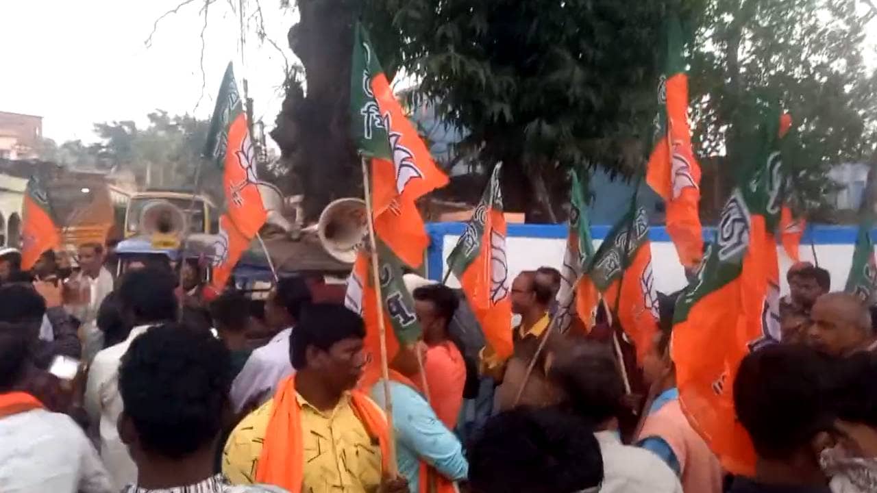 BJP: ‘মৃত্যুকম্ভ’ মন্তব্যে বিতর্কের ঝড়, পুলিশের মারে বড় নেতা আহত হতেই থানা ঘিরে ফেলল বিজেপি