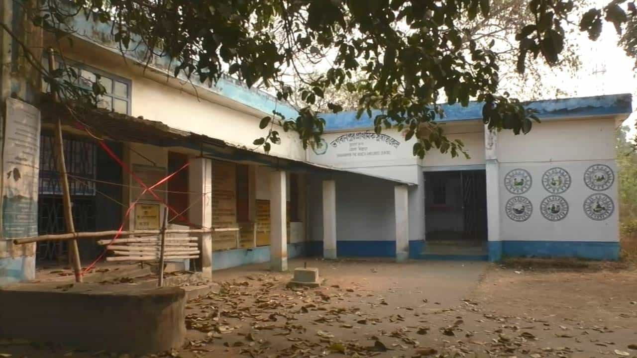 Govt Hospital: চারদিকে যেন ‘ভূতের’ বাস! উধাও জানলা-দরজা, ভাঙছে ছাদের চাঙড়, কেন এই সরকারি হাসপাতাল ছাড়ছেন সব ডাক্তার? Govt Hospital: চারদিকে যেন ‘ভূতের’ বাস! উধাও জানলা-দরজা, ভাঙছে ছাদের চাঙড়, কেন এই সরকারি হাসপাতাল ছাড়ছেন সব ডাক্তার?