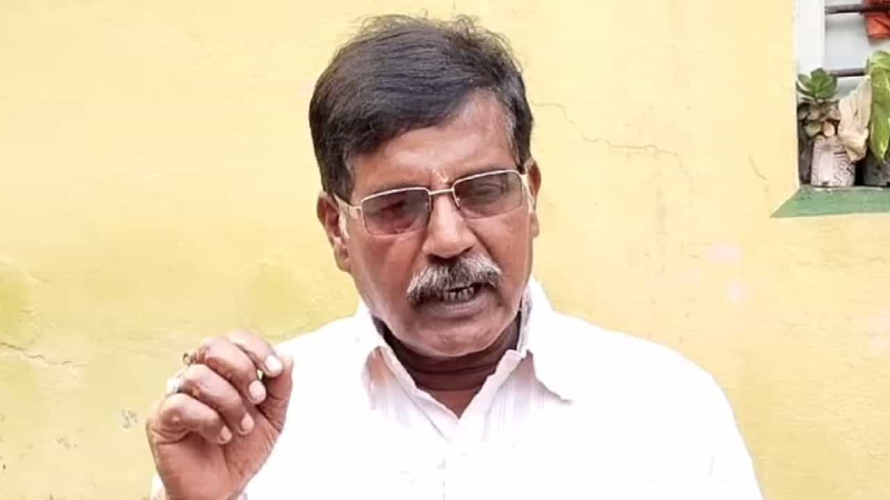 Bangaon: জল-জ্যান্ত মানুষ, দিব্যি হেঁটে-চলে বেড়াচ্ছেন, তাঁকেই মৃত দেখিয়ে জমি হাতানোর চেষ্টা?