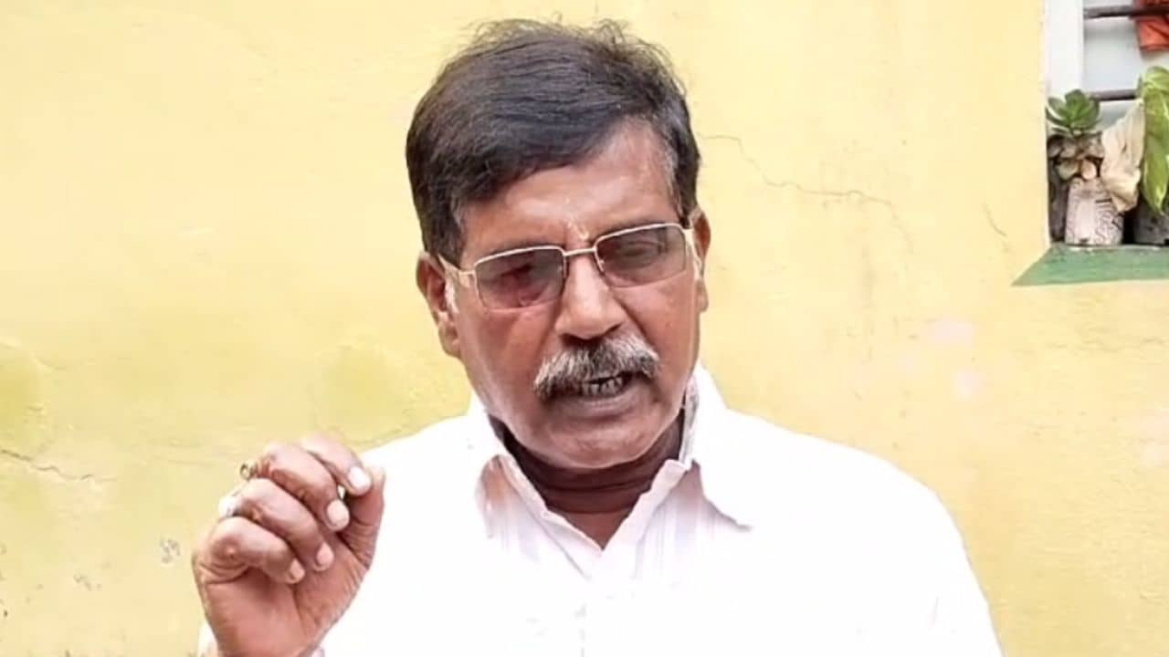 Bangaon: জল-জ্যান্ত মানুষ, দিব্যি হেঁটে-চলে বেড়াচ্ছেন, তাঁকেই মৃত দেখিয়ে জমি হাতানোর চেষ্টা?