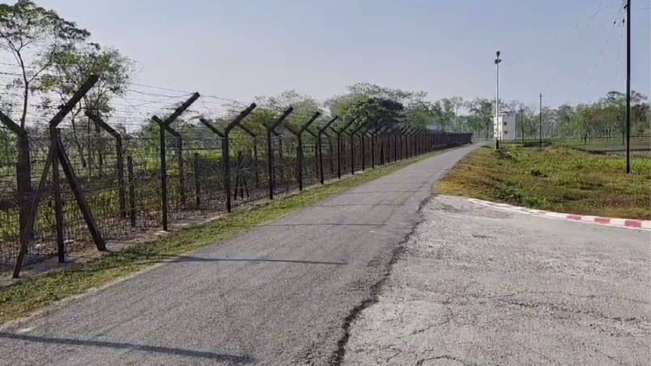 India-Bangladesh Border: বর্ডারের কাছে যেতেই মাথায় হাত ভারতীয়দের, এটাও সম্ভব! এ কী দেখে ফেললেন তাঁরা
