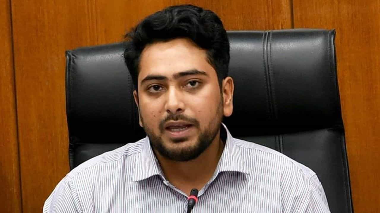 Bangladesh: তলে তলে চলছিল সবটা, সুযোগ পেতেই পদত্যাগ করে নতুন 'খেলা' শুরু ইউনূসের উপদেষ্টার Bangladesh: তলে তলে চলছিল সবটা, সুযোগ পেতেই পদত্যাগ করে নতুন 'খেলা' শুরু ইউনূসের উপদেষ্টার