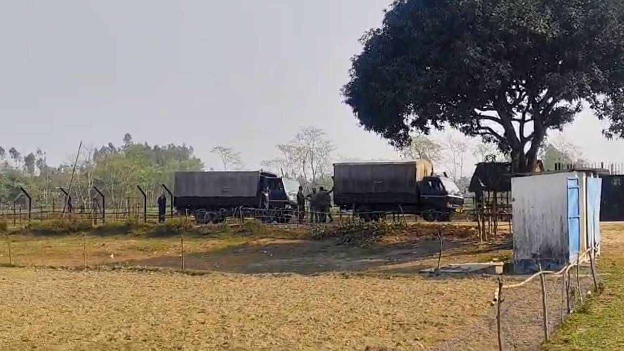 Bangladesh Border: ফের ‘সংঘর্ষ’ সীমান্তে, লড়াই শেষে বাংলাদেশি অনুপ্রবেশকারীদের আটকে দিল বিএসএফ Bangladesh Border: ফের ‘সংঘর্ষ’ সীমান্তে, লড়াই শেষে বাংলাদেশি অনুপ্রবেশকারীদের আটকে দিল বিএসএফ