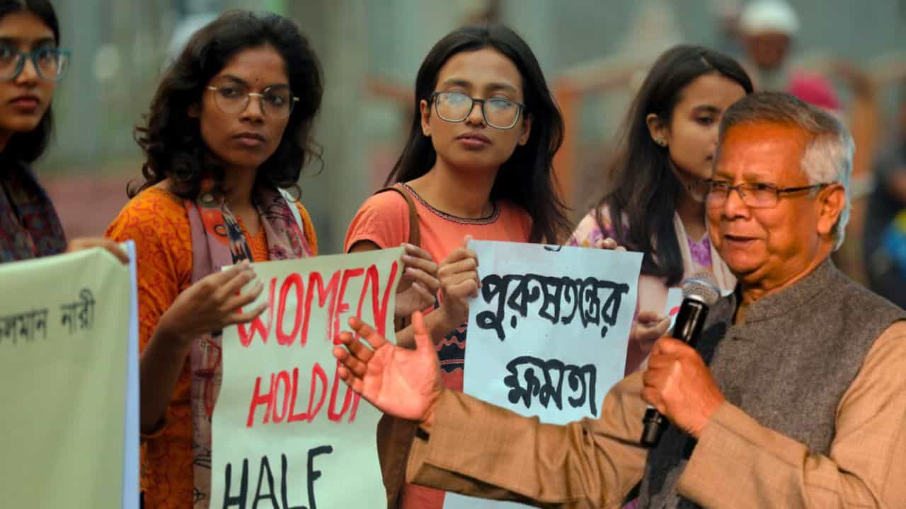 Bangladesh: মহিলাদের 'পা বেঁধে দিল' মৌলবাদীরা! ঠুঁটো জগন্নাথের মতোই দাঁড়িয়ে থাকল ইউনূসের পুলিশ Bangladesh: মহিলাদের 'পা বেঁধে দিল' মৌলবাদীরা! ঠুঁটো জগন্নাথের মতোই দাঁড়িয়ে থাকল ইউনূসের পুলিশ