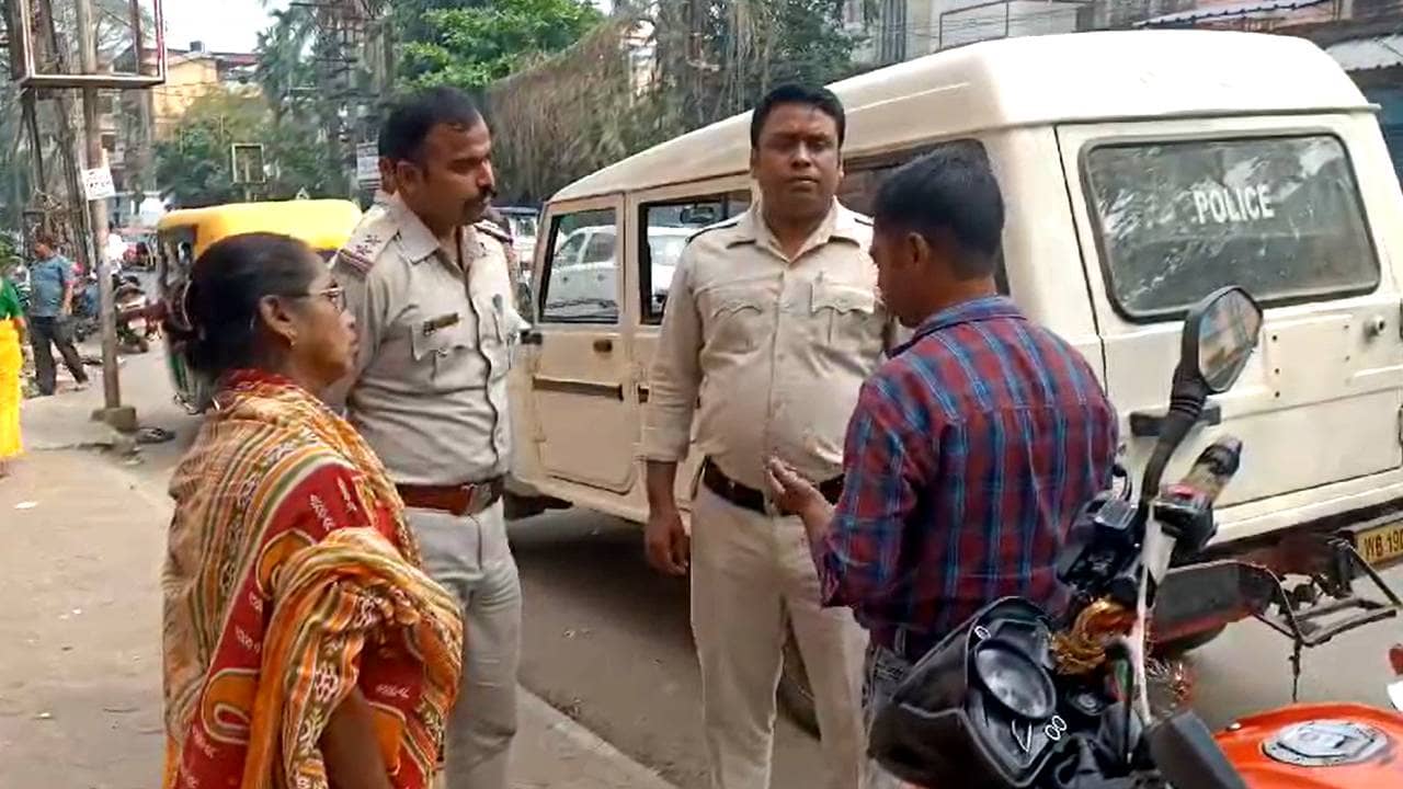 Bank Loan: একমাসের কিস্তি বাকি! লোন শোধ করতে না পারায় অসুস্থ বৃদ্ধাকে তুলে নিয়ে যাওয়ার অভিযোগ ব্যাঙ্কের বিরুদ্ধে