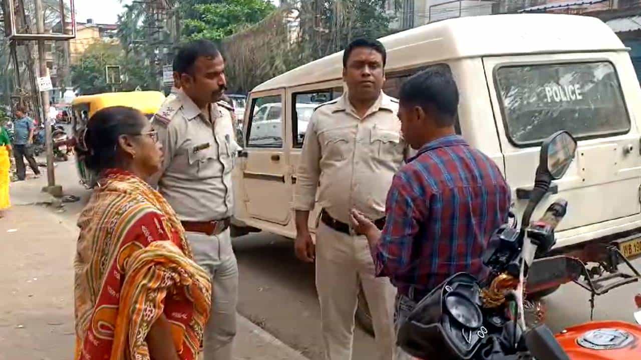 Bank Loan: একমাসের কিস্তি বাকি! লোন শোধ করতে না পারায় অসুস্থ বৃদ্ধাকে তুলে নিয়ে যাওয়ার অভিযোগ ব্যাঙ্কের বিরুদ্ধে