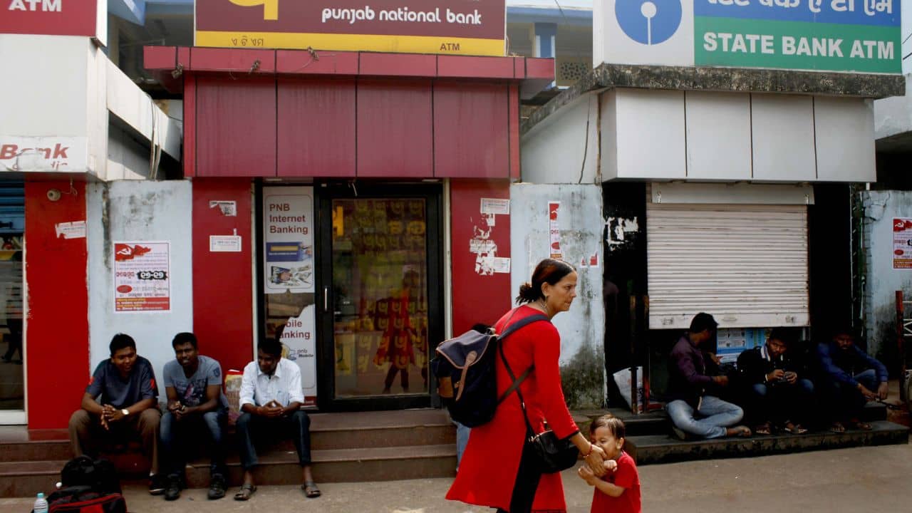 Modi Government: ফের বেসরকারিকরণ? তিন রাষ্ট্রায়ত্ত ব্যাঙ্কের শেয়ার বিক্রি করে দিতে চলেছে কেন্দ্র!