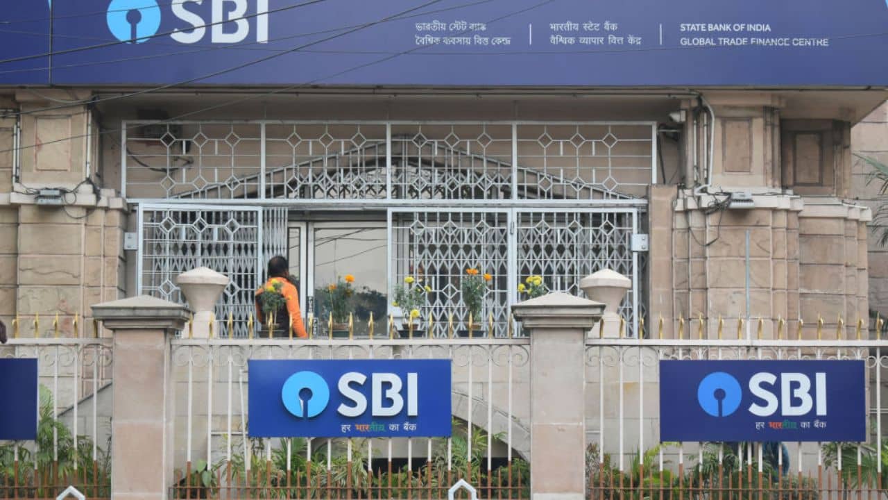 RBI Regulation: ব্যাঙ্কে ডাকাতি হলে আপনার জমা রাখা টাকার কী হবে, জানেন?