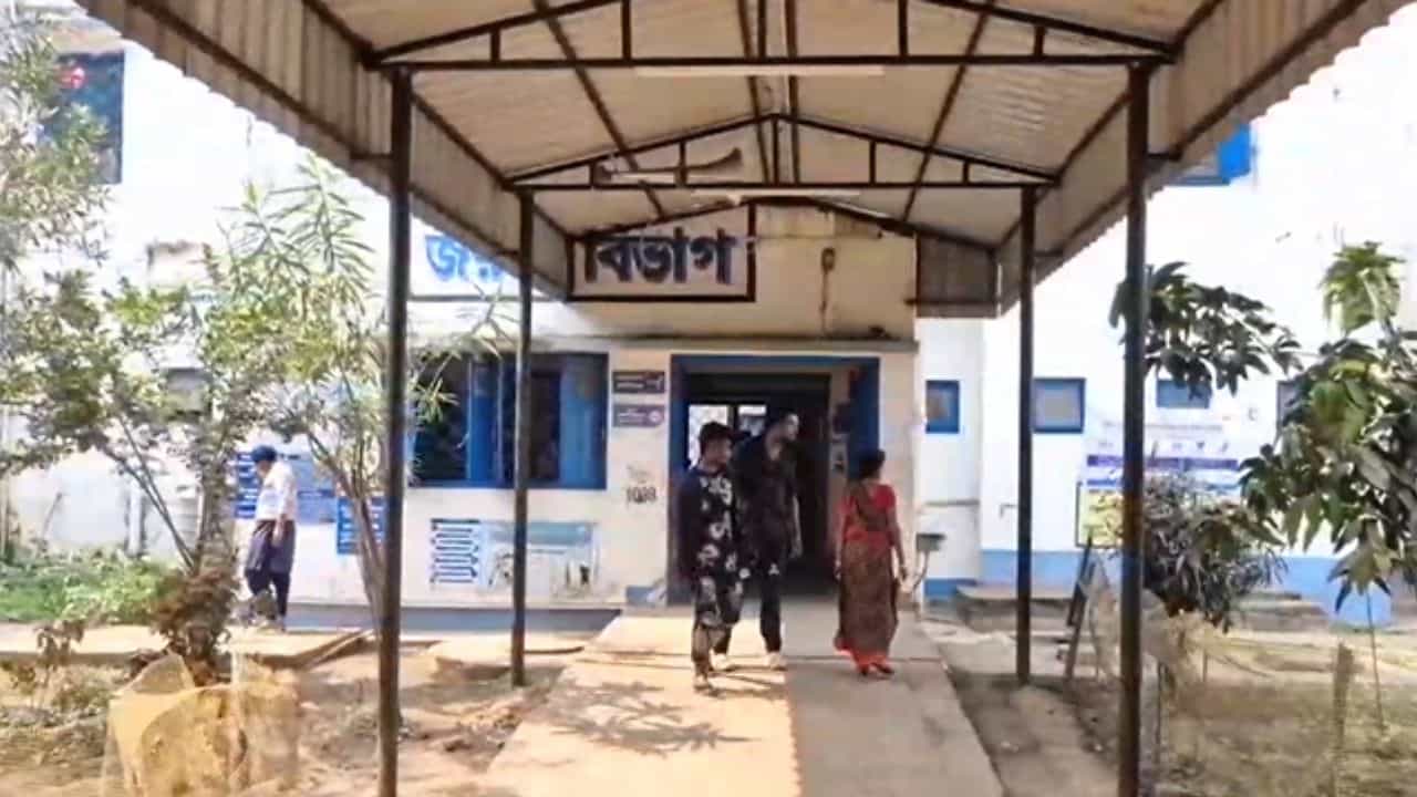 Bankura: হাসপাতাল চত্বরে বহু প্রাচীন গাছ গায়েব, BMOH-কে ছুটিতে পাঠাল স্বাস্থ্য দফতর Bankura: হাসপাতাল চত্বরে বহু প্রাচীন গাছ গায়েব, BMOH-কে ছুটিতে পাঠাল স্বাস্থ্য দফতর