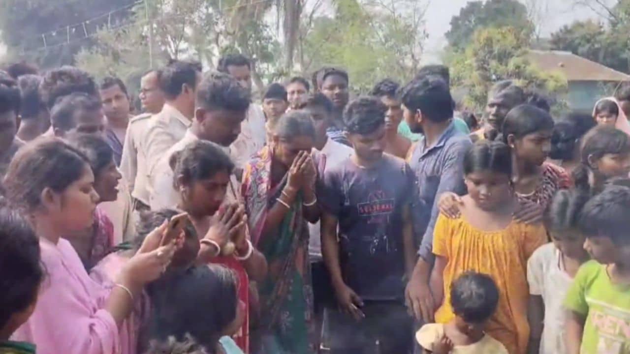Bardhaman: পুকুর খুঁড়তে গিয়ে অলৌকিক ঘটনা, অবাক হয়ে চেয়ে রইলেন এলাকাবাসী