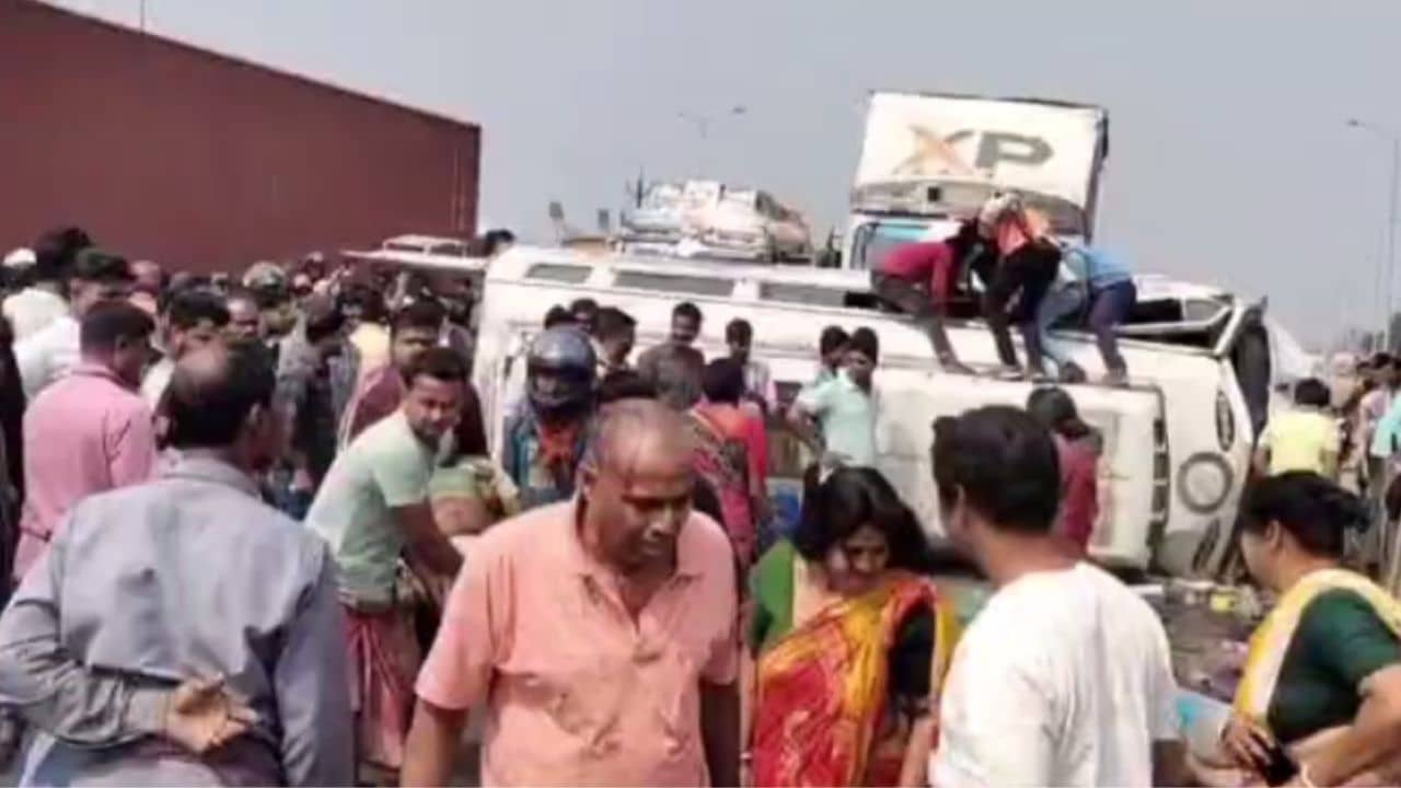 Bardhaman: কুম্ভ যাওয়ার পথে উল্টে গেল বাস, বর্ধমানে বড় দুর্ঘটনা