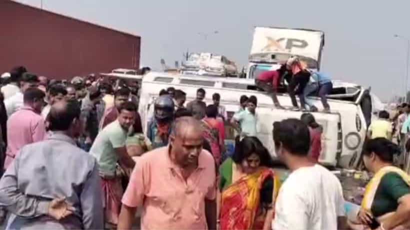 Bardhaman: কুম্ভ যাওয়ার পথে উল্টে গেল বাস, বর্ধমানে বড় দুর্ঘটনা