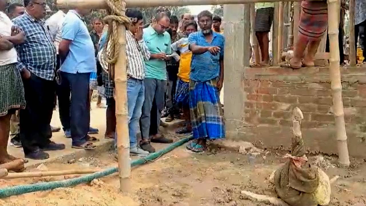 Burdwan: গ্রামে জলের পাইপ বসাতে গিয়ে এ কী কাণ্ড! ২৮০ ফুট খুঁড়তেই উঠে আসছে আগুন, বর্ধমানে ‘সুপ্ত আগ্নেয়গিরি’? ছুটে এল ফায়ার ব্রিগেড