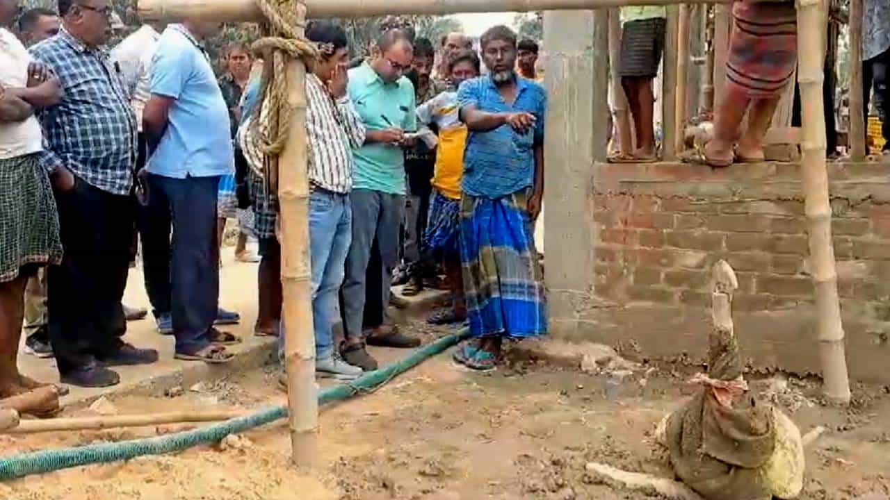 Burdwan: গ্রামে জলের পাইপ বসাতে গিয়ে এ কী কাণ্ড! ২৮০ ফুট খুঁড়তেই উঠে আসছে আগুন, বর্ধমানে ‘সুপ্ত আগ্নেয়গিরি’? ছুটে এল ফায়ার ব্রিগেড