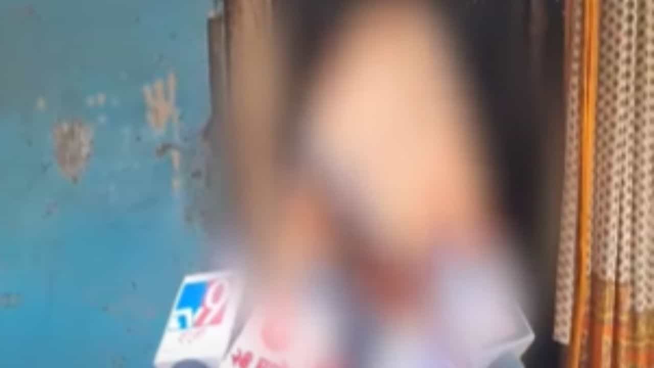 Barrackpore: 'কাকা বলে ডাকত...', সেই 'কাকা'ই তুলে নিয়ে গেল নাবালিকাকে! তারপর চলল নারকীয় কাণ্ড Barrackpore: 'কাকা বলে ডাকত...', সেই 'কাকা'ই তুলে নিয়ে গেল নাবালিকাকে! তারপর চলল নারকীয় কাণ্ড