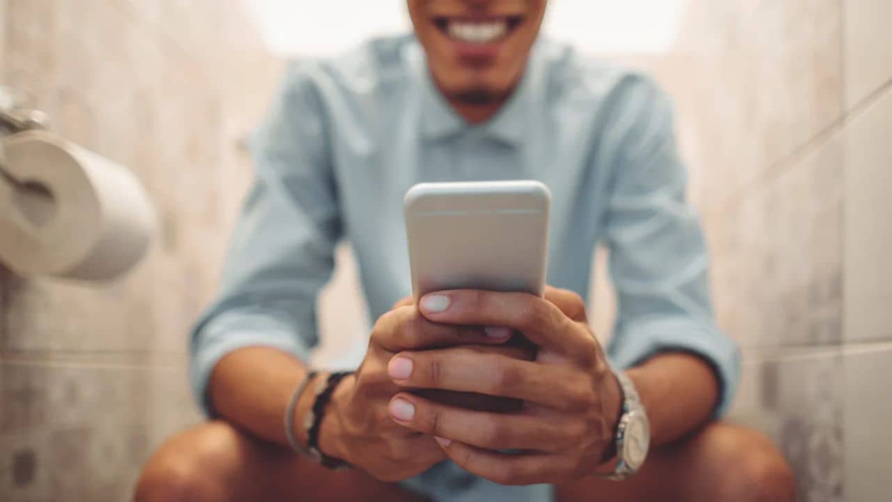 Mobile: বাথরুমেও মোবাইল হাতে! অজান্তে বিপদ ডেকে আনছেন না তো?