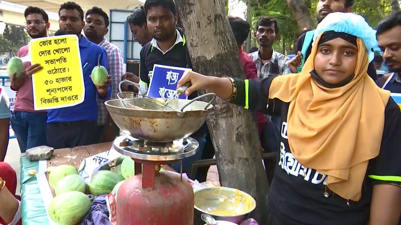 Bekar Mela: কেউ ভাজছেন চপ, কেউ বেচছেন চা, কেউ ছোলা-মুড়ি! সল্টলেকের ‘বেকার মেলায়’ চমকের পর চমক