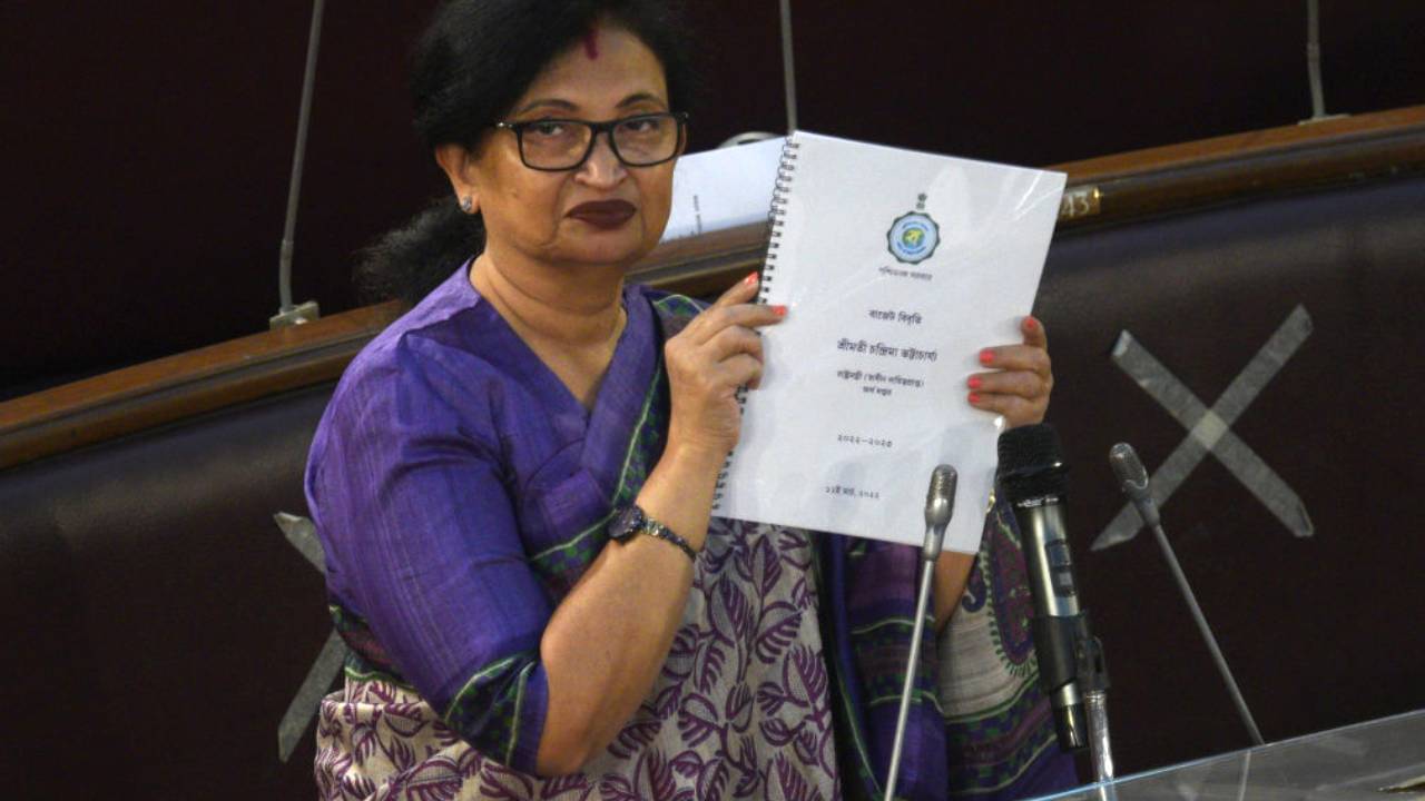 Bengal Budget 2025: বাড়বে লক্ষ্মীর ভাণ্ডারের অঙ্ক? শুধুই চমক না প্রতিশ্রুতি দিয়ে মন জয়ের চেষ্টা? বাজেটের আগেই চড়ছে প্রত্যাশার পারদ