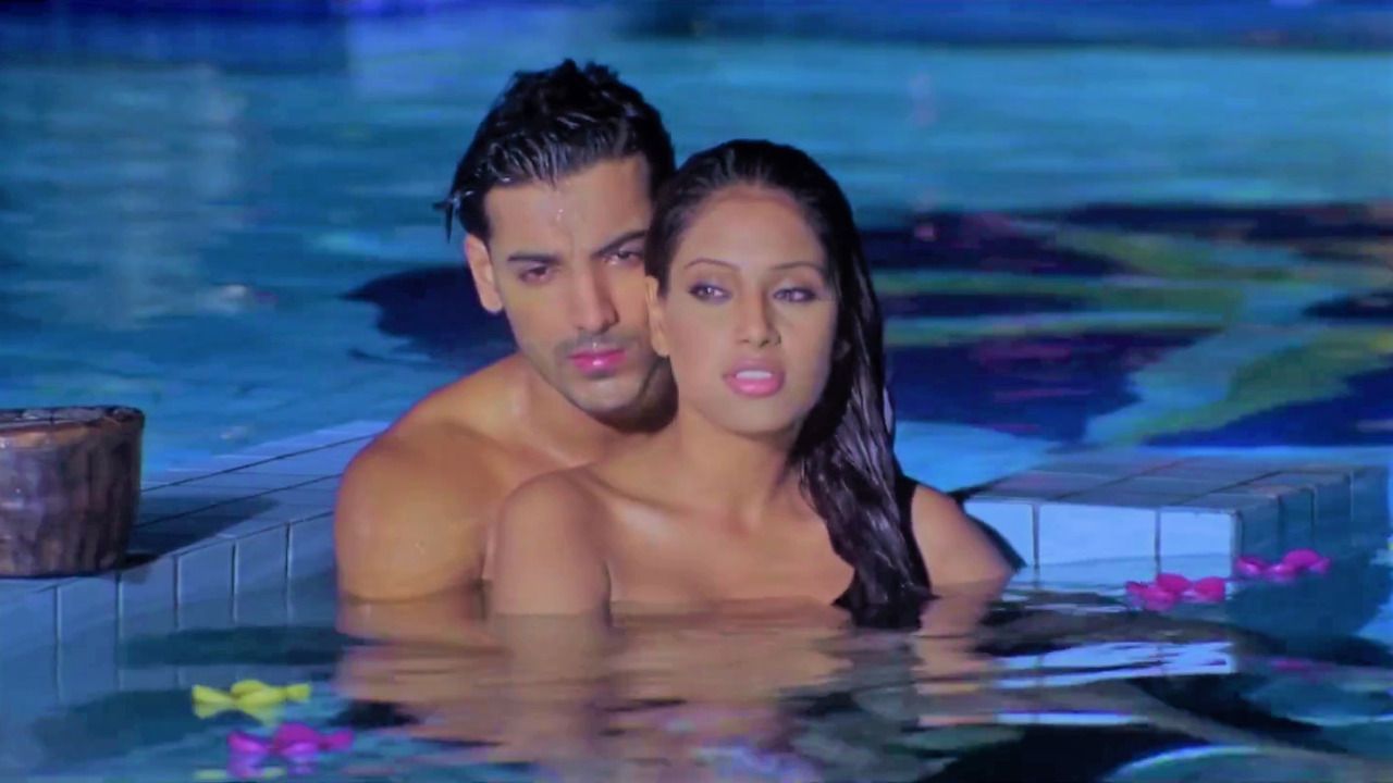 বিপাশার শরীর নিয়ে ৯ বছর ধরে ছিনিমিনি খেলা জনের! তারপর একদিন রাতে... বিপাশার শরীর নিয়ে ৯ বছর ধরে ছিনিমিনি খেলা জনের! তারপর একদিন রাতে...