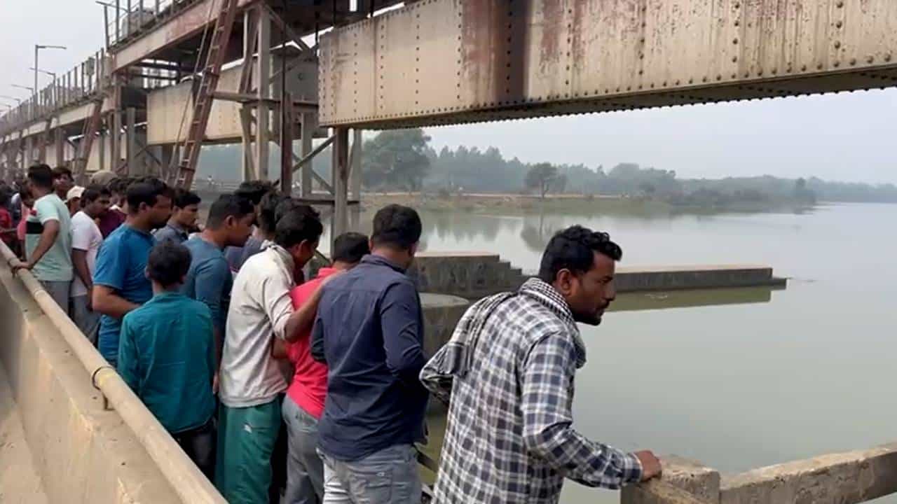Birbhum: ৩ খুনের ২৪ ঘণ্টার মধ্যে আরও এক মহিলার বস্তবন্দী দেহ দেউচার জলাধারে, পরিচয় নিয়ে ধোঁয়াশা Birbhum: ৩ খুনের ২৪ ঘণ্টার মধ্যে আরও এক মহিলার বস্তবন্দী দেহ দেউচার জলাধারে, পরিচয় নিয়ে ধোঁয়াশা