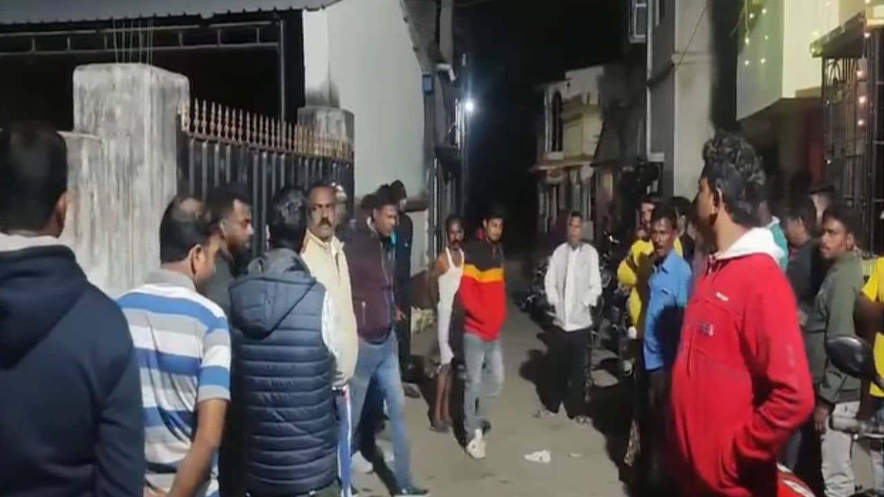 Birbhum TMC: চারপাশ ধোঁয়া-ধোঁয়া, রাতের অন্ধকারে কাজল-ঘনিষ্ঠ নেতার বাড়িতে পড়ল বোমা, কাঠগড়ায় কেষ্ট ঘনিষ্ঠরা