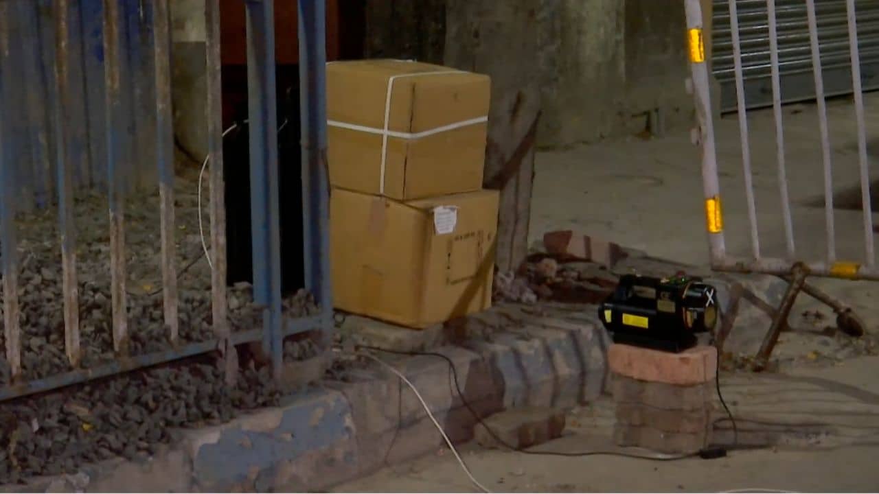 Bomb Panic: অভিষেক বন্দ্যোপাধ্যায়ের বাড়ির খুব কাছে পড়ে দুটি পেটি, আতঙ্ক ছড়াতেই দৌড়ে এল বম্ব স্কোয়াড, বাক্স খুলতেই...