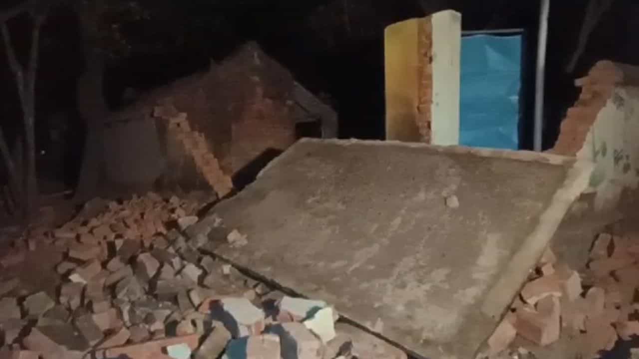 Bomb Blast: তীব্র বিস্ফোরণে কেঁপে উঠল এলাকা, উড়ে গেল ছাদ, আতঙ্ক কেতুগ্রামে Bomb Blast: তীব্র বিস্ফোরণে কেঁপে উঠল এলাকা, উড়ে গেল ছাদ, আতঙ্ক কেতুগ্রামে