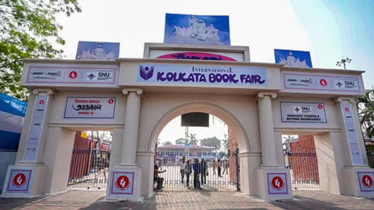 বইমেলায় বইয়ের ভিতর পলিটিক্যাল পডকাস্ট! সবই কি থোড় বড়ি খাড়া?