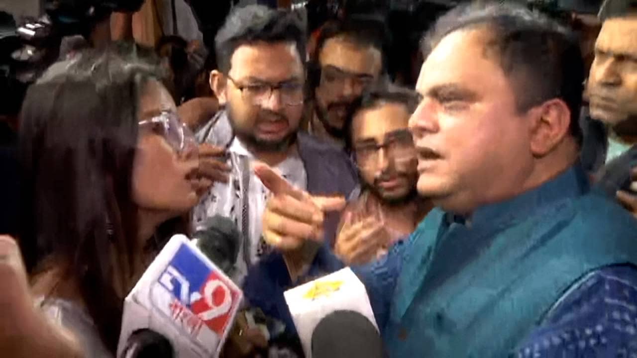 Bratya Basu: যোগেশে উঠল WE WANT JUSTICE স্লোগান, ব্রাত্যর সামনেই কেঁদে ফেললেন ছাত্রীরা