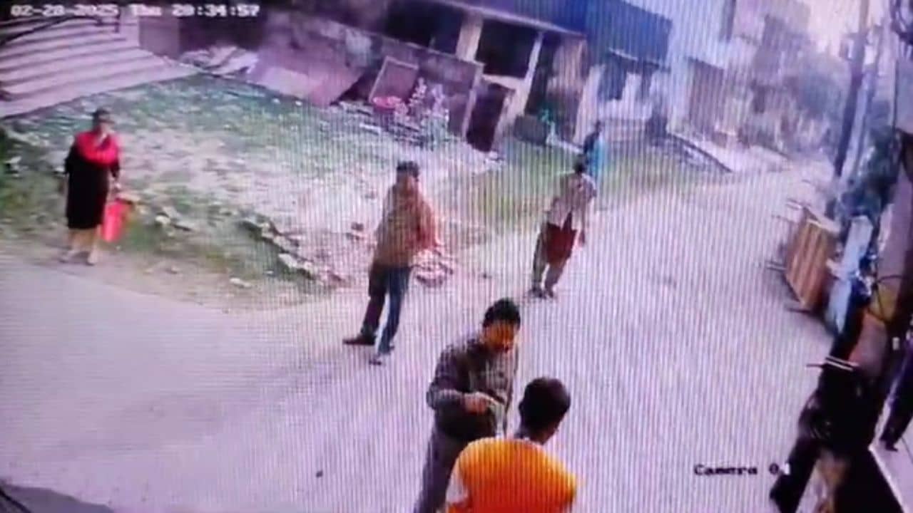 Maldah: তৃণমূল কাউন্সিলরের বিরুদ্ধে হামলার চেষ্টা, প্রাণনাশের হুমকির অভিযোগ, প্রকাশ্যে CCTV ফুটেজ