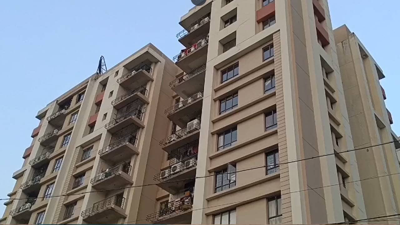 Call Center: অভিজাত আবসনের আড়ালে এ কী কাণ্ড! হানা দিতেই ৩ যুবকের অবস্থা দেখে থ পুলিশ