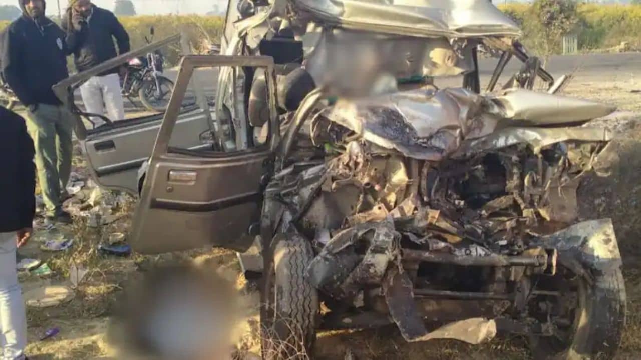 প্রয়াগ দর্শন আর হল না, মহাকুম্ভের পথেই বাস চেপ্টে দিল গাড়িকে, মৃত কমপক্ষে ১০