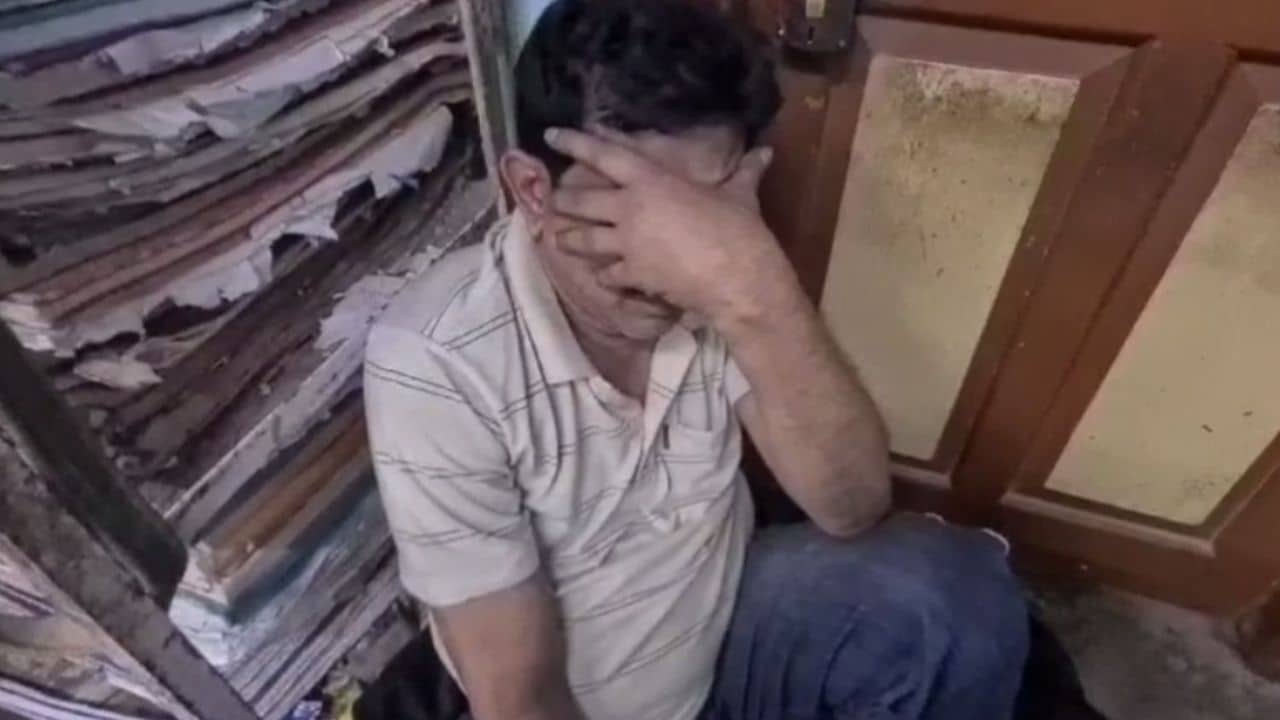 Chinsurah: চুঁচুড়ায় নাবালিকাকে দোকানে ঢুকিয়ে শ্লীলতাহানি, লজ্জায় হাতের শিরা কাটার চেষ্টা মেয়েটির, গ্রেফতার দোকানদার