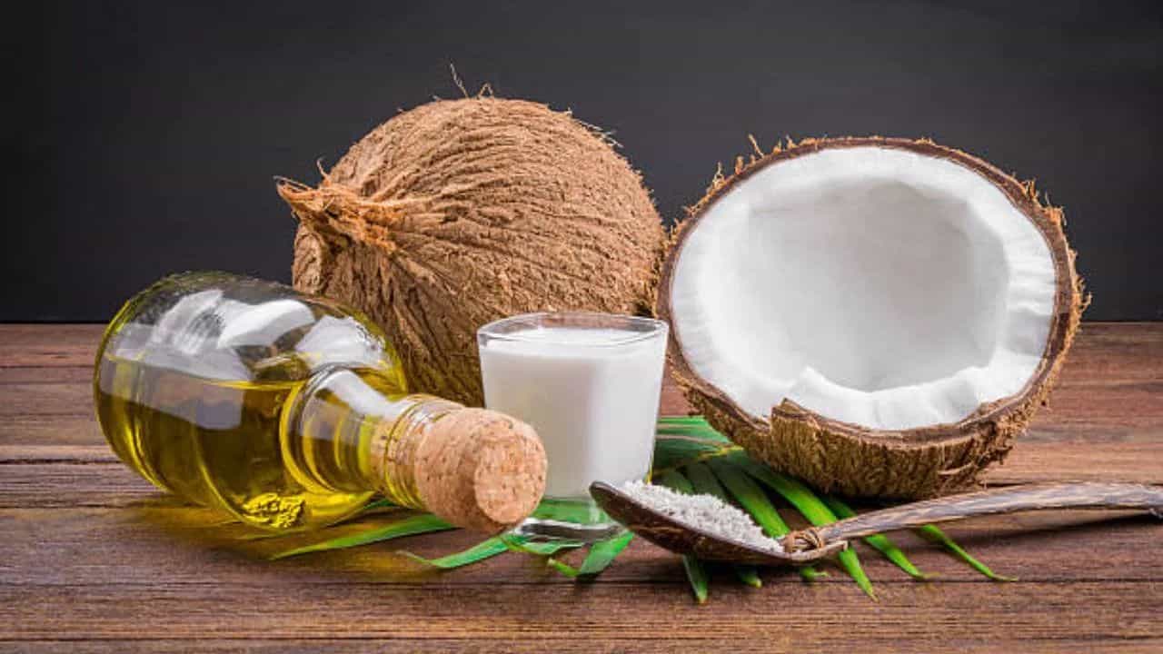 Coconut Oil: ভেজাল তেল ব্যবহার করা ছাড়ুন, বাড়িতেই বানান খাঁটি নারকেল তেল! রইল পদ্ধতি Coconut Oil: ভেজাল তেল ব্যবহার করা ছাড়ুন, বাড়িতেই বানান খাঁটি নারকেল তেল! রইল পদ্ধতি