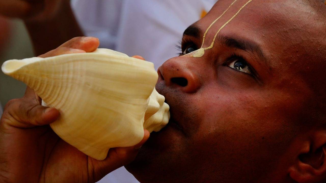 Health Tips: নিয়মিত শাঁখ বাজালে শরীরে কী প্রভাব পড়ে জানেন?