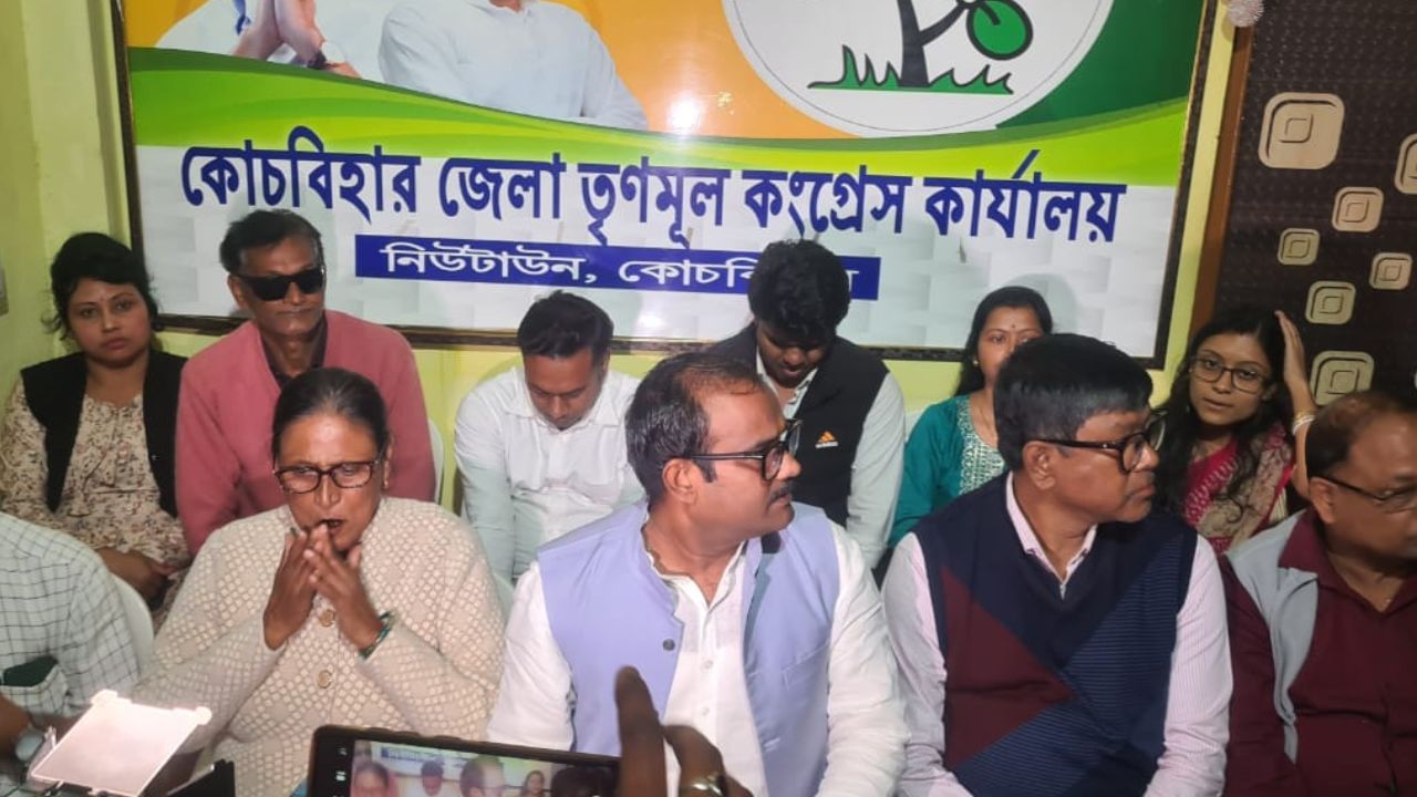 TMC: ২৪ ঘণ্টার মধ্যে ১৮০ ডিগ্রি ঘুরে গেলেন তৃণমূল কাউন্সিলররা, কোন মন্ত্রে তুফানগঞ্জে থামল 'তুফান'? TMC: ২৪ ঘণ্টার মধ্যে ১৮০ ডিগ্রি ঘুরে গেলেন তৃণমূল কাউন্সিলররা, কোন মন্ত্রে তুফানগঞ্জে থামল 'তুফান'?