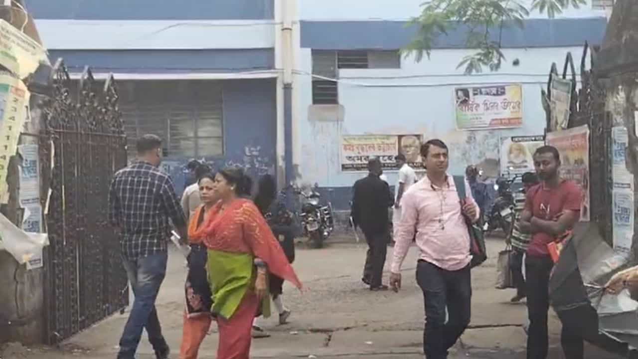 Basirhat: প্রেসার মাপার নাম করে হাসপাতালেই তরুণীর শ্লীলতাহানির অভিযোগ Basirhat: প্রেসার মাপার নাম করে হাসপাতালেই তরুণীর শ্লীলতাহানির অভিযোগ