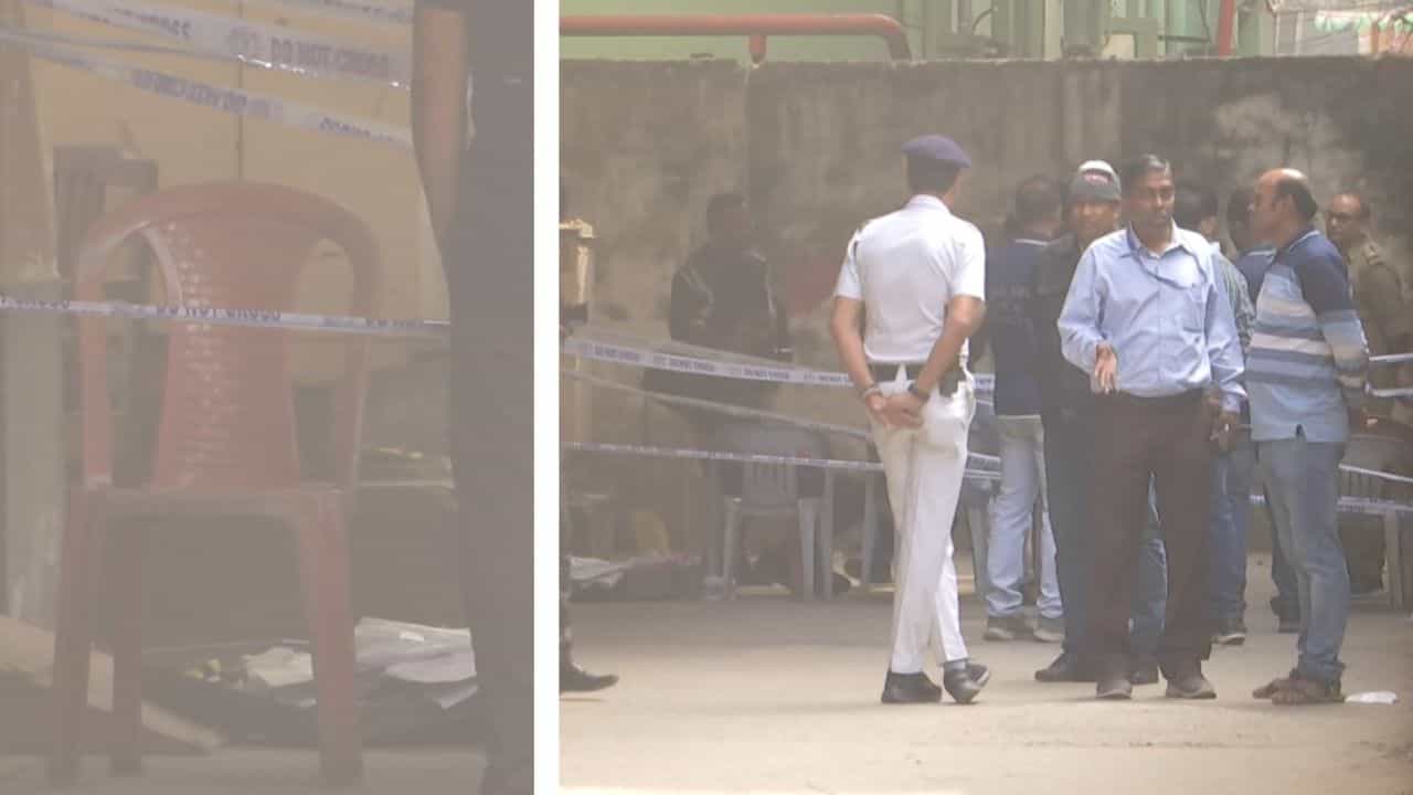 Court: চেয়ারে বসে আত্মহত্যা? কোর্টের সামনে থেকে উদ্ধার পুলিশ কর্মীর দেহ Court: চেয়ারে বসে আত্মহত্যা? কোর্টের সামনে থেকে উদ্ধার পুলিশ কর্মীর দেহ