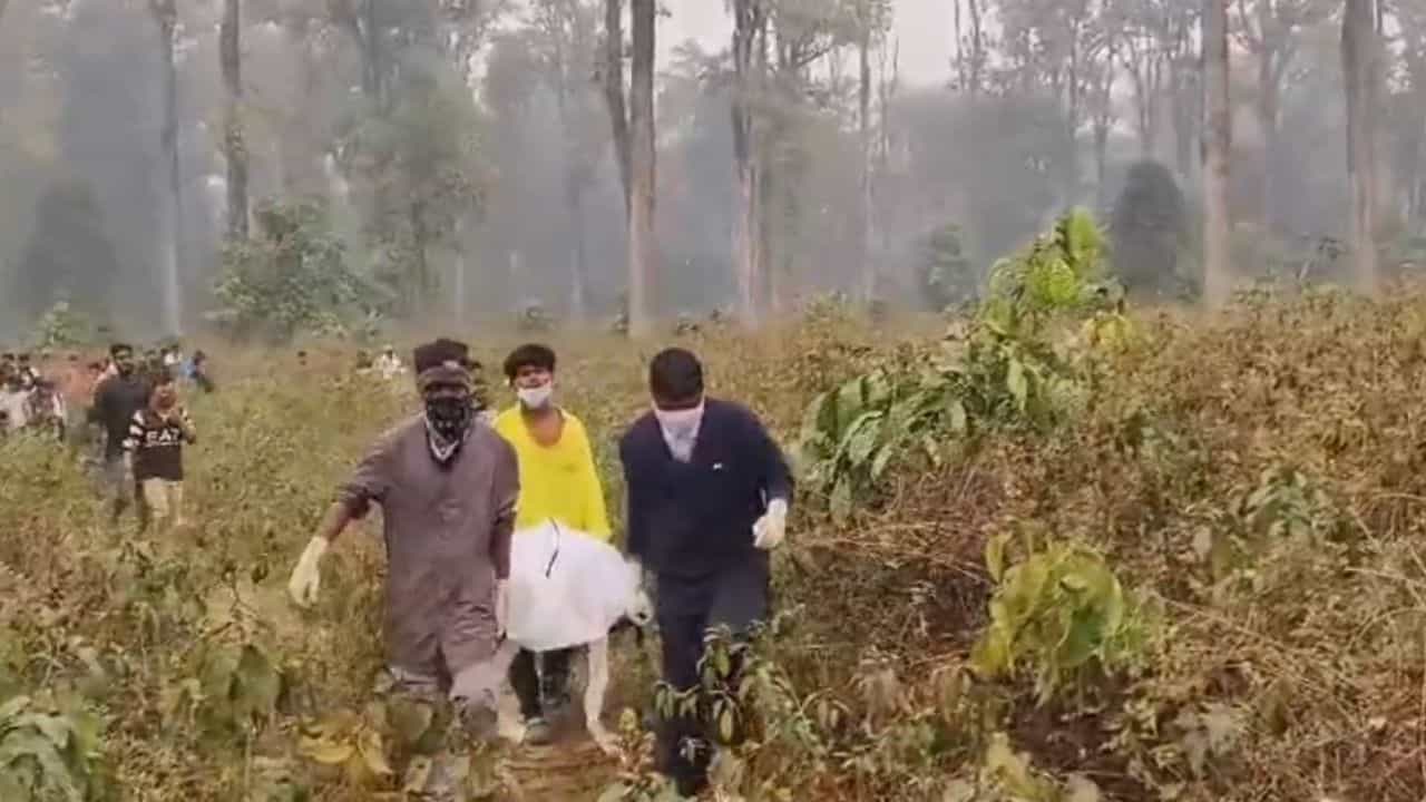 Dead Body recovered: প্রেমিকার সঙ্গে ঘুরতে বেরিয়ে ৫ দিন ধরে নিখোঁজ, শেষে জঙ্গলে মিলল কিশোরের দেহ Dead Body recovered: প্রেমিকার সঙ্গে ঘুরতে বেরিয়ে ৫ দিন ধরে নিখোঁজ, শেষে জঙ্গলে মিলল কিশোরের দেহ