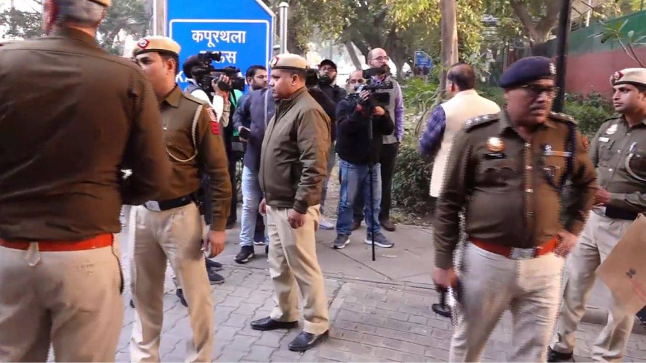 Delhi Secretariat: পালাবদল হতেই সিল দিল্লির সচিবালয়, আরও বড় বিপদে কেজরীবাল?