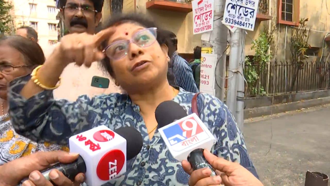 Dhakuria: ওই দিকে তাকান, মহিলা যেই তাকিয়েছেন অমনি..., ভয়ঙ্কর ঘটনা ঢাকুরিয়ায়