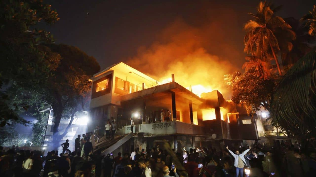 Sheikh Mujibur Rahmans House Demolished: বঙ্গবন্ধুর উপরে এত রাগ? রাত পেরিয়ে সকালেও ৩২ ধানমন্ডিতে কোপ পড়ছে বুলডোজারের