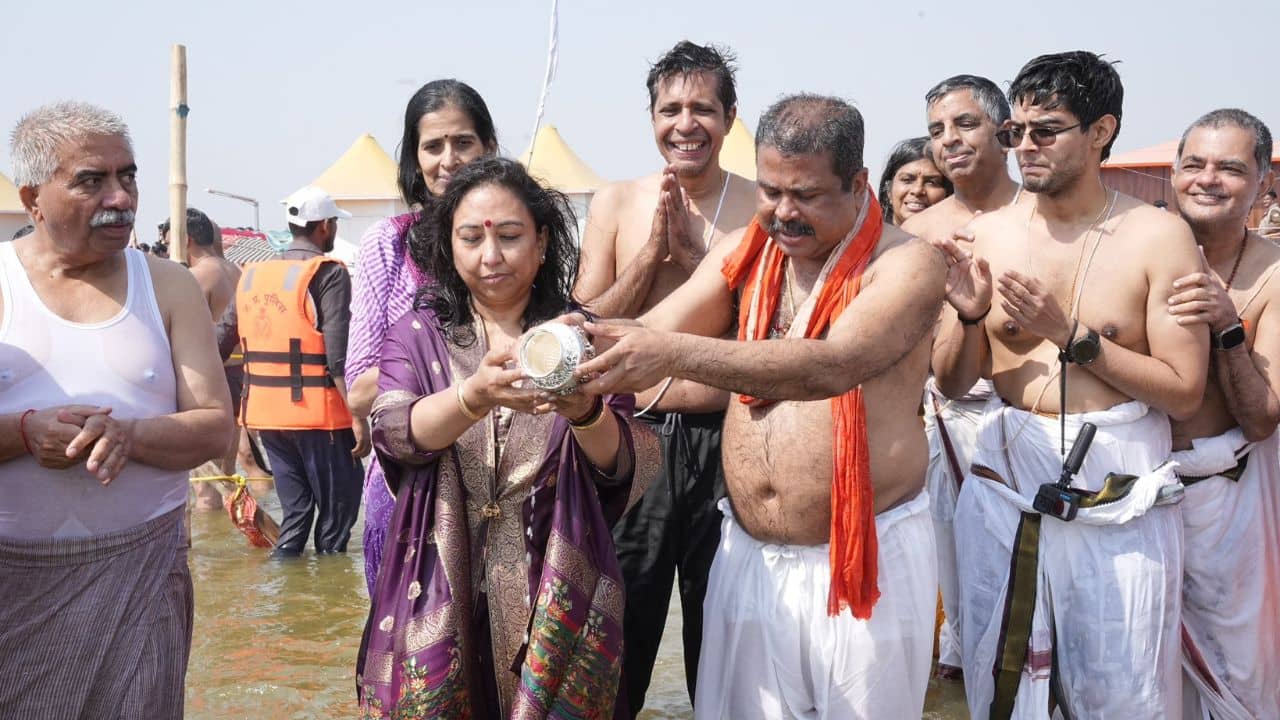 Dharmendra Pradhan: ধর্ম ও বিশ্বাসের অদ্ভুত মিশ্রণ, মহাকুম্ভে পুণ্যস্নান করে অনন্য অভিজ্ঞতা কেন্দ্রীয় মন্ত্রীর
