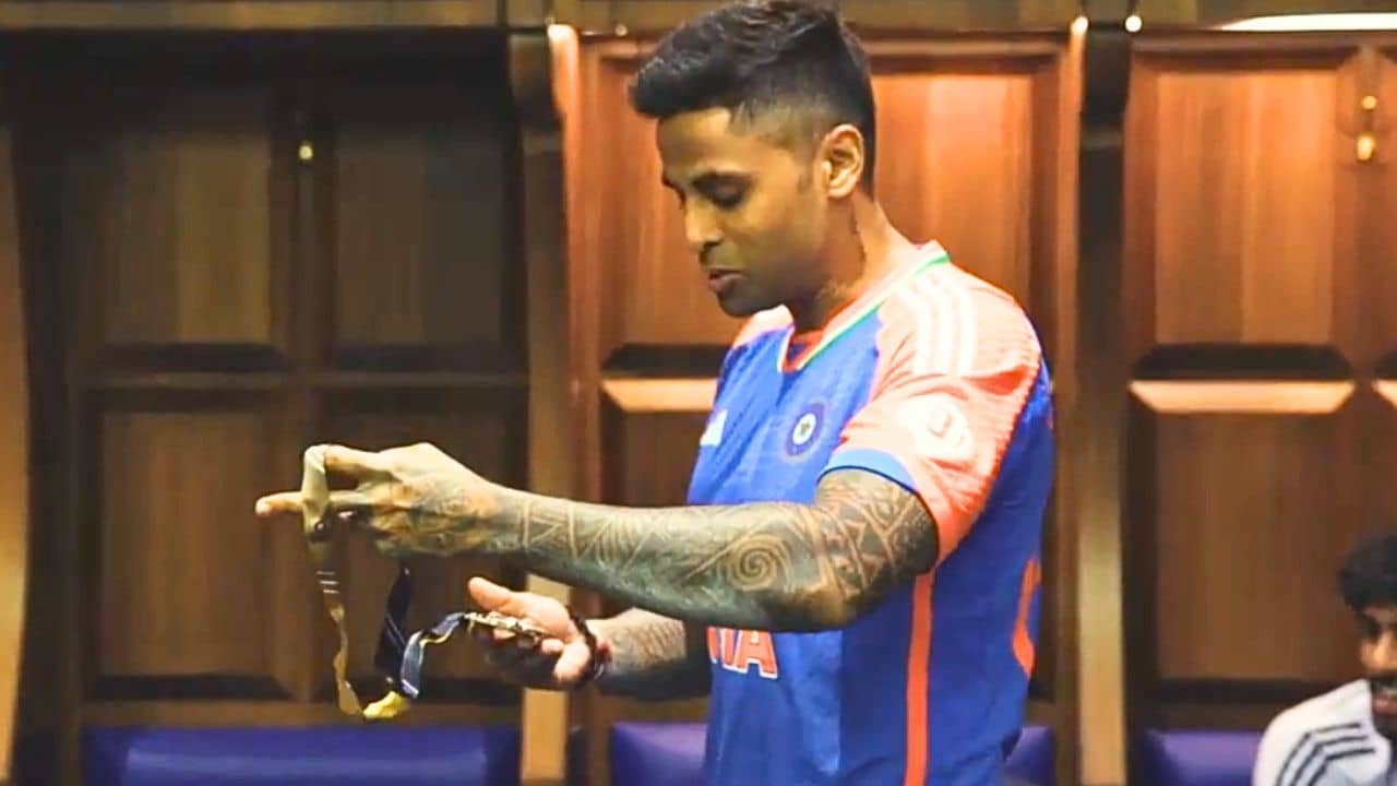 IND vs ENG: ভিডিয়ো: ভারতের ড্রেসিংরুমে বিরাট হইচই, সেরা ফিল্ডারের পুরস্কার দিতে গিয়ে স্কাই যা করলেন...