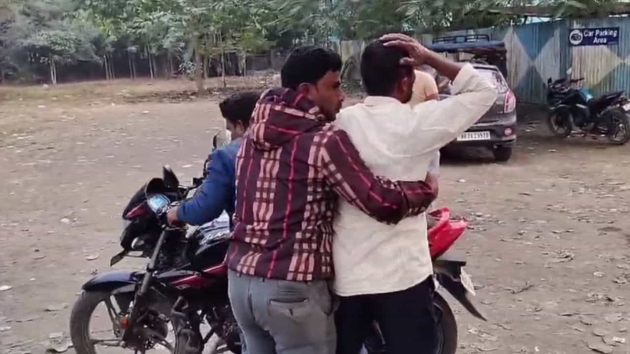 Dhupguri: প্যান্ডেল বাঁধা থেকে খাবারের আয়োজন সব 'রেডি', বিয়ের বাকি আর মোটে ৩ দিন, তার আগেই হবু বরকে এভাবে দেখল গোটা পরিবার! Dhupguri: প্যান্ডেল বাঁধা থেকে খাবারের আয়োজন সব 'রেডি', বিয়ের বাকি আর মোটে ৩ দিন, তার আগেই হবু বরকে এভাবে দেখল গোটা পরিবার!