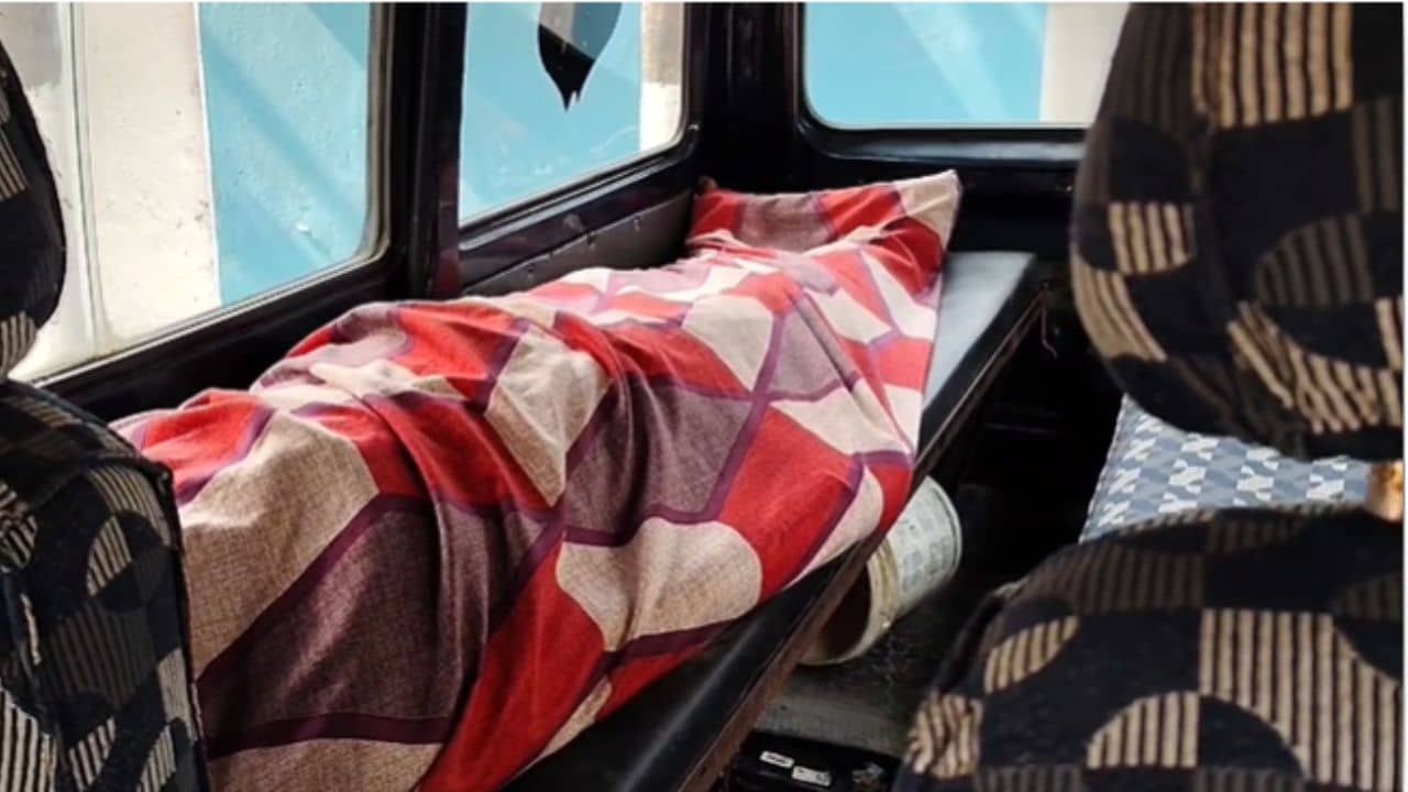 Dhupguri: ঘরে ঝুলছে মা, পায়ের কাছে ঘুরঘুর করছে আড়াই বছরের সন্তান, করুণ ছবি...