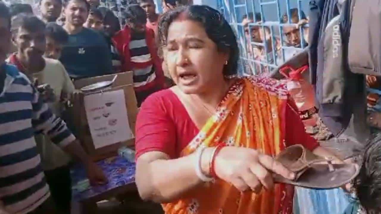 Dhupguri: বউ ছেড়ে অন্য মহিলায় মজেছে মন, হাতেনাতে ধরতেই ভরা বাসস্ট্যান্ডে জুতো খুলে জামাইকে বেধড়ক মার শাশুড়ির Dhupguri: বউ ছেড়ে অন্য মহিলায় মজেছে মন, হাতেনাতে ধরতেই ভরা বাসস্ট্যান্ডে জুতো খুলে জামাইকে বেধড়ক মার শাশুড়ির