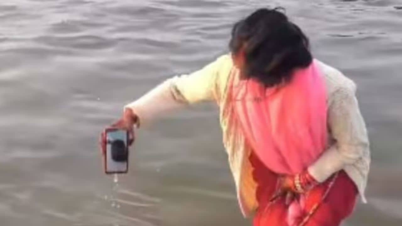 Maha Kumbh Viral Video: ভিডিয়ো কলেই শাহি স্নান! স্বামীর পাপ ধুতে ফোনকেই কুম্ভে স্নান করালেন মহিলা, তারপর যা হল...