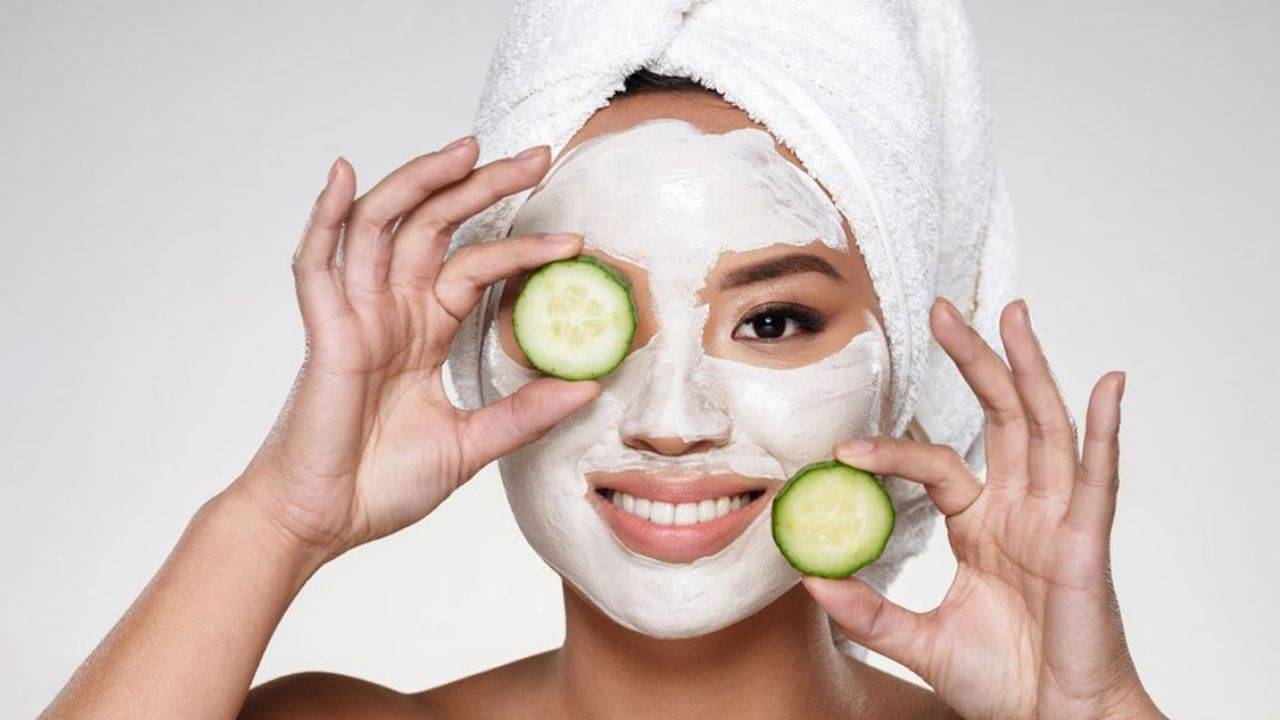 রোদে রোজ মুখ পুড়ছে? সানস্ক্রিন বা ছাতাই সমাধান নয়, ত্বক বাঁচান ঘরোয়া টোটকায়